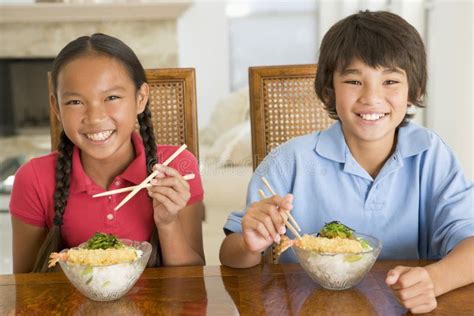 Zwei Junge Kinder Die Chinesische Nahrung Essen Stockfoto Bild Von