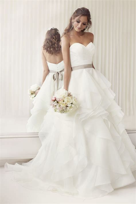 20 Elegant Simple Wedding Dresses