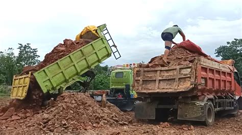 Mobil Dump Truk Bongkar Muatan Tanah Cadas Full Jomplang Tanah Timbunan