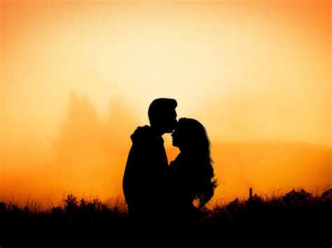 Couple Hug Kiss Love Outdoor Sunset Wallpaper Couple Love