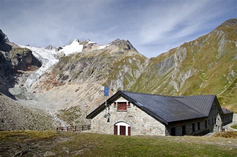 Mont Blanc Refuge Hut Stock Photo Image Of Snow Mountain 26786022