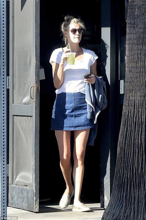Leonardo Dicaprio S Girlfriend Kelly Rohrbach Wears Short Denim Skirt Short Denim Skirt Denim