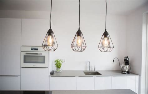 Een goede lamp boven het kookeiland is dan ook onmisbaar. Afbeeldingsresultaat voor hanglampen boven kookeiland | Keukenkraan, Lampen, Keuken lampen