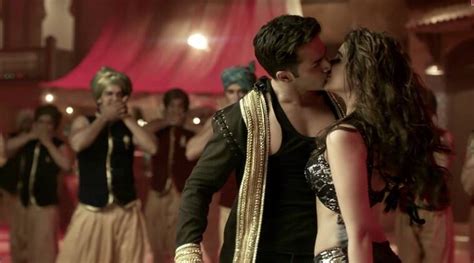 Videos Varun Dhawan And Parineeti Chopra On Kissing Scene In Jaaneman