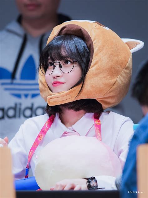 10 Times Twice S Momo Made Our Jaws Drop With Her Cute Girlfriend Vibes Visuals Koreaboo