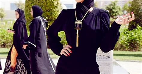 Rihanna Photoshoot In Mosque Sparks Outrage Abu Dhabis Sheikh Zayed