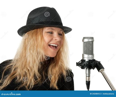 Cantante En Sombrero Negro Que Canta Con El Micrófono Foto De Archivo