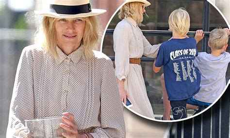 Naomi Watts Helps Son Sasha With His Lemonade Stand Daily Mail Online