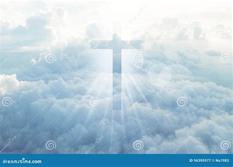 Christliches Kreuz Sieht Im Himmel Hell Aus Stockbild Bild Von