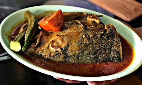 Kari kepala ikan yang pekat berempah, pedas, masam, semua cukup rasa. 15 Makanan Khas Singapura yang Lezat dan Wajib Anda Coba ...
