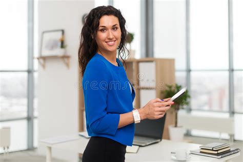 Ritratto Della Donna Di Affari In Ufficio Che Sembrano Sicuro E Nel Sorridere Immagine Stock