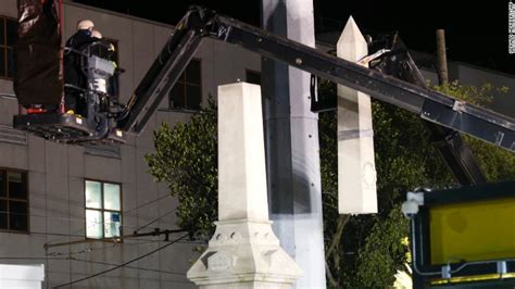 New Orleans Confederate Monument Removal Crew Begins Dismantling Davis Statue Cnn