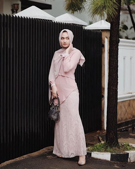 9 Inspirasi Baju Pendamping Wisuda Dengan Hijab Tampil Kece And Elegan