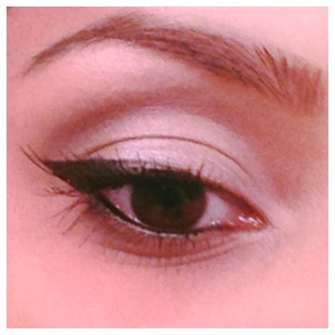 10 Steps To Create The Perfect Cat Eyeliner Huffpost Life