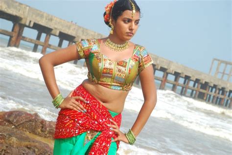 Divya Nagesh Hot Saree Pics Stills Nenu Nanna Abaddam