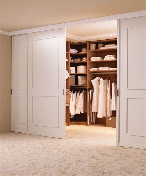 Als freistehenden schrank konfigurieren als einbauschrank passend für schlafzimmer, wohnzimmer, flur. Einbauschränke nach Maß - Begehbare Kleiderschränke in ...