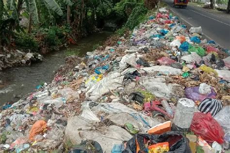 Tumpukan Sampah Di Pinggir Jalan Batuyang Merusak Pemandangan NTB Pos