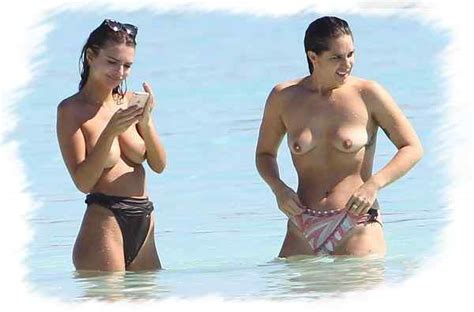 Emily Ratajkowski Topless Genießen Sie den Ozean mit ihren Freunden im