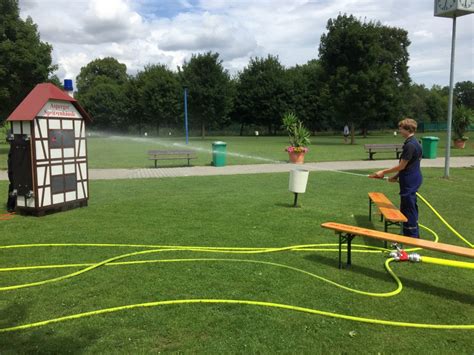 Das freibad am fuße des hohenaspergs bietet sonnenhungrigen und wasserratten ein attraktives freizeitangebot. Jugendfeuerwehr beim Jubiläum des Freibades in Asperg ...