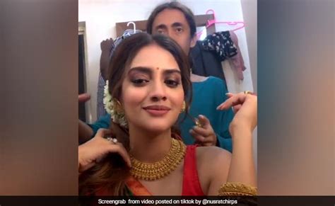 अक्षरा सिंह का tiktok special song 'कॉल करें क्या' हुआ वायरल. Actress Turned Politician Nusrat Jahan TikTok Video Performance On Salman Khan Song - मेकअप रूम ...