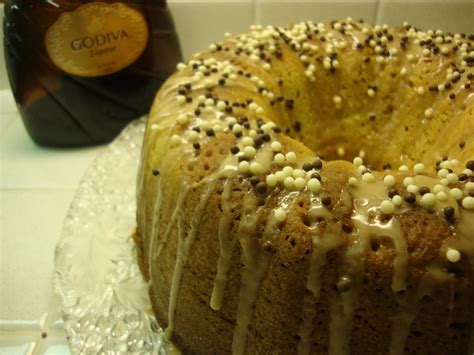 Primer plano plano de los papeles de colores pastel de fondo. Pastel de naranja (glaseado de licor de naranja) - recetas