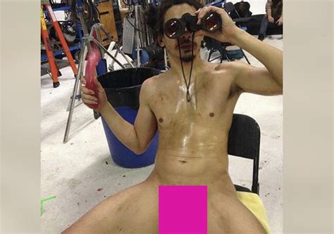 El cómico Eric André desnudo de nuevo ante las cámaras CromosomaX