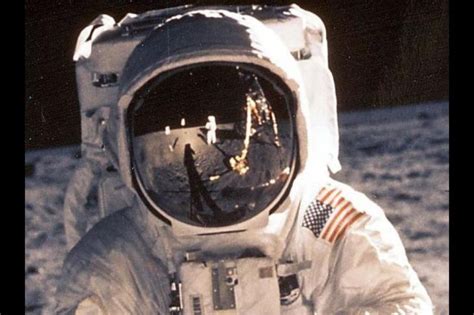 Les Premiers Hommes Sur La Lune Neil Armstrong Et Buzz Aldrin Cité Des Télécoms