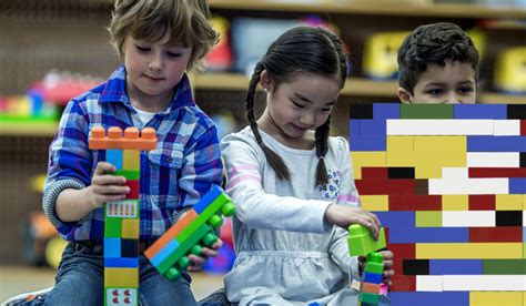 Dos niños estadounidenses construyen un muro de Lego alrededor de un ...