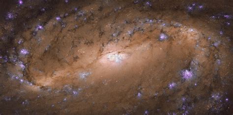 Los brazos espirales parecen surgir del final de la barra mientras en las. Galaxia Espiral Barrada 2608 / Galaxy Ic 2394 Barred ...