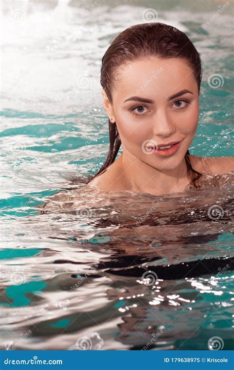 Bella Joven Nadando En El Retrato De La Piscina Atractiva Morena Imagen De Archivo Imagen De