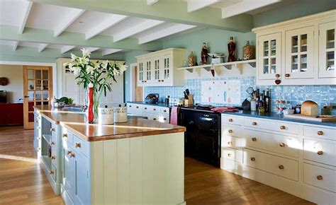 Country kitchen usually get their charm from the use of homey and warm design elements and materials. 25 Great Country-Style Kitchens | Homebuilding & Renovating