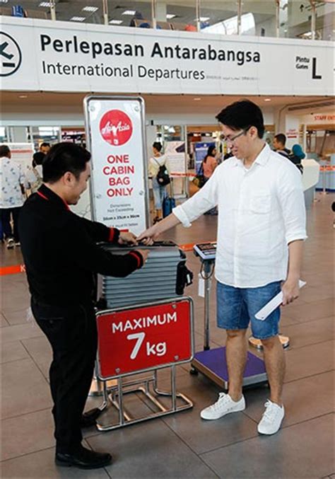 With airasia, you pay for your checked baggage by weight, not by pieces. AirAsia 抓"行李超重"真的超严格!超过0.1kg 都要加钱!一定要多注意! - LEESHARING