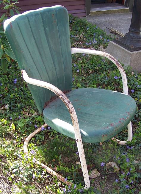 5 easy steps by the end of this short tutorial you'll transform your chairs from looking worn out to awesome in 5 easy steps. motel chair | Vintage metal chairs, Patio chairs