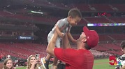 Adam Wainwright celebrates with family after Cardinals clinch | ksdk.com