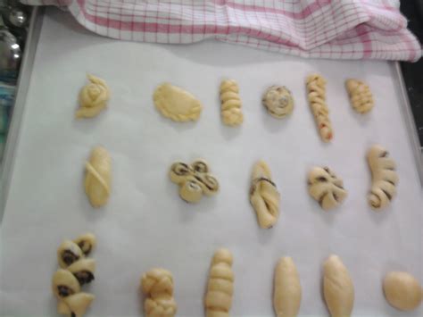 It cracks open after baking, resulting in. KEDAI KUE: kursus "Roti Unyil"