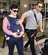 Ginnifer Goodwin y Josh Dallas con su hijo Oliver en el aeropuerto de ...