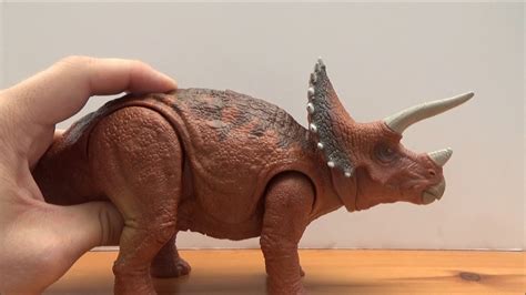 Jurassic World Fallen Kingdom Roarivores Triceratops Youtube