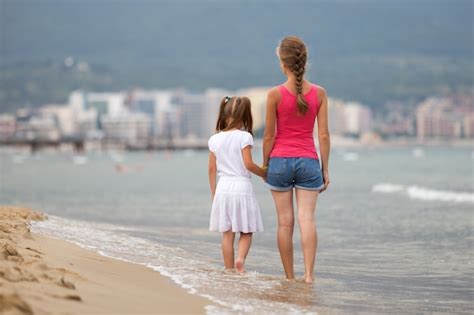 Madre E Hija Niña Caminando Juntos En La Playa De Arena En Agua De Mar