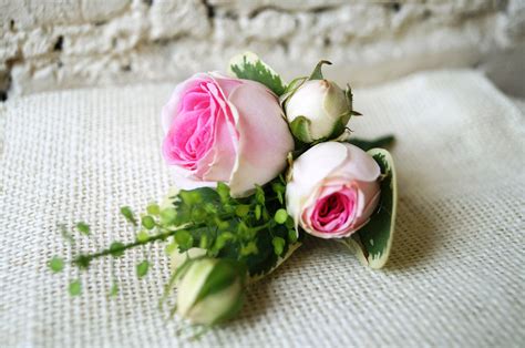 Buttonhole With Mimi Eden Spray Rose And Thatspi Green Bell Hochzeit