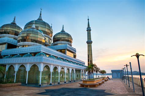 The building has a curved. Masjid Kristal - Crystal Mosque, Kuala Terengganu ...