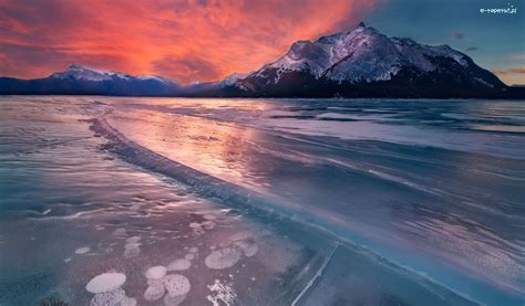 Jezioro Góry Zamarznięte Wschód Słońca Zima Abraham Lake Kanada