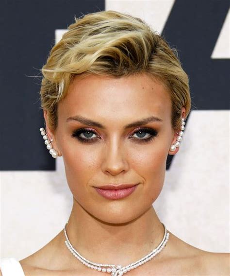 Wallis Day Pixie Haircut With Highlights Hairstyles