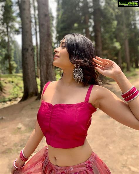 Ruchira Jadhav Instagram Flaunting Everything That I Have Saree And Smiles💖🧡 📸