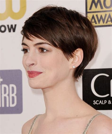 Anne Hathaway Short Straight Hairstyle With Side Swept Bangs Short
