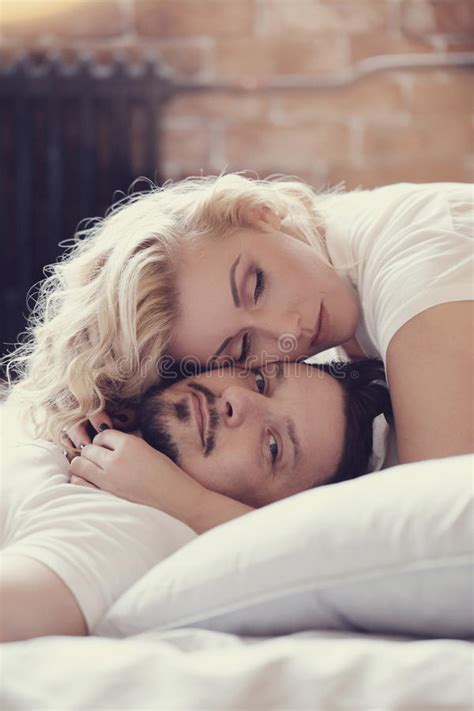 Die betreiber dieses portals begrüßen sie zuhause hier. Paare im Bett stockfoto. Bild von bett, liebe, lügen ...