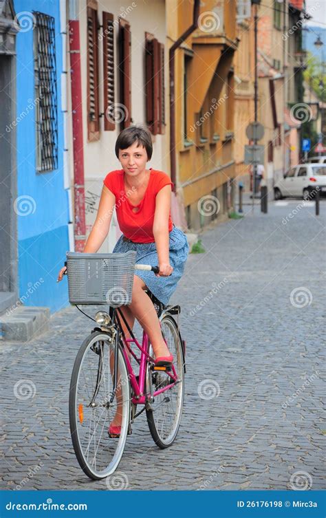 Fille Avec La Bicyclette Photo Stock Image Du Femelle 26176198