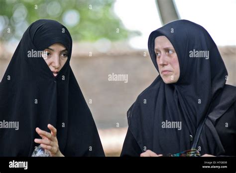 Muslimische Frauen Tragen Schwarze Burka Und Hijab Istanbul Türkei Stockfotografie Alamy