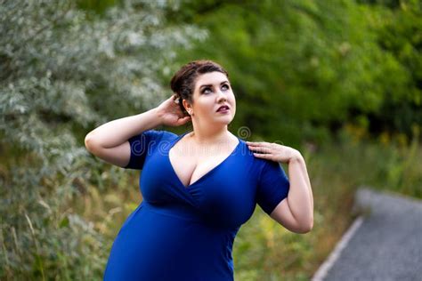 Sexy Plus Formaat Mode Model In Blauwe Jurk Met Een Diepe Halsketting