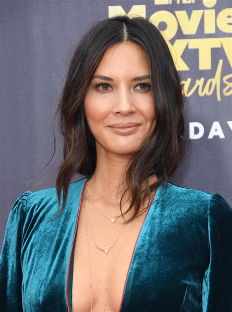 Sexy Actress Olivia Munn Showing Her Beautiful Cleavage 49 Photos