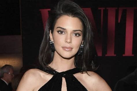 Oscars 2019 Kendall Jenner Flashes Privates In Bottomless Dress